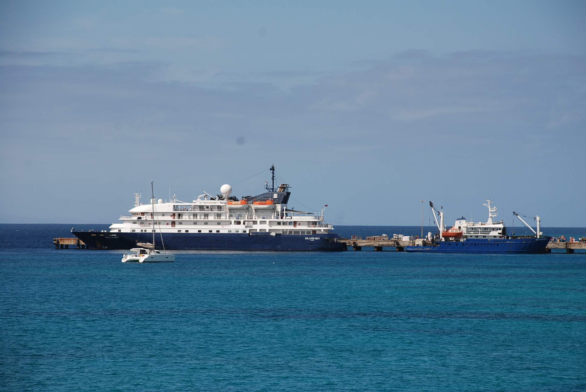 tourist-boats-and-ferry-docked-at-maio-harbour